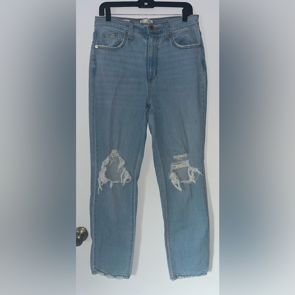 Universal Thread Light Blue Distressed Women’s 90’s Vintage Straight Jeans